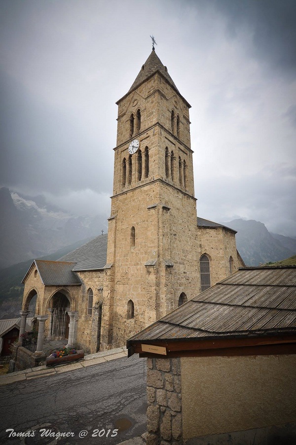 Trek v Alpách. Kostel v La Grave.