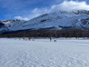 Lyžaři s pulkami během Polární výpravy Kungsleden ve Švédsku