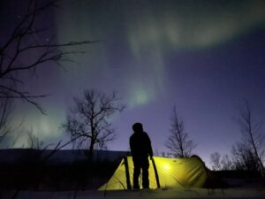 Polární záře nad stanem na Kungsledenu - Skandinávie