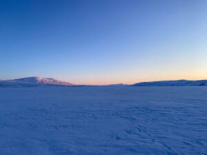 Večerní atmosféra v táboře na Kungsledenu