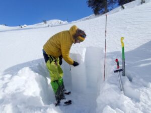 Účastníci pokročilého lavinového kurzu v Rakousku provádějí rozbor sněhového profilu.