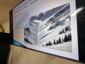 Přednáška o lavinové problematice během pokročilého lavinového kurzu v Rakousku.